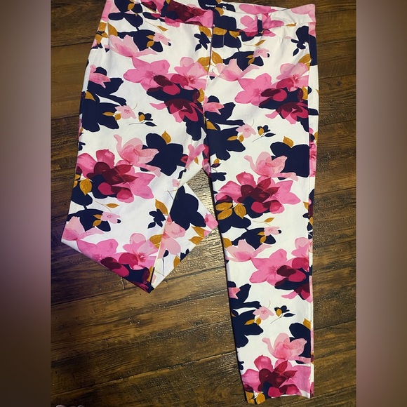 Old Navy Pants - Old Navy High Rise Pixi White Floral S 18
